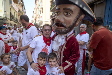 Fotos de la salida de la Comparsa de Gigantes y Cabezudos este 14 de julio de San Fermín 2025.