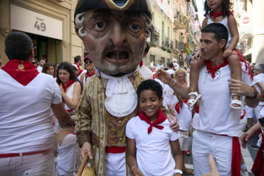 Fotos de la salida de la Comparsa de Gigantes y Cabezudos este 14 de julio de San Fermín 2025.