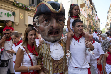 Fotos de la salida de la Comparsa de Gigantes y Cabezudos este 14 de julio de San Fermín 2025.