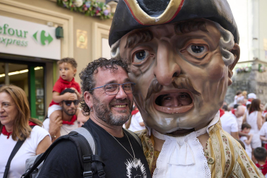 Fotos de la salida de la Comparsa de Gigantes y Cabezudos este 14 de julio de San Fermín 2025.