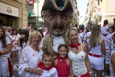 Fotos de la salida de la Comparsa de Gigantes y Cabezudos este 14 de julio de San Fermín 2025.