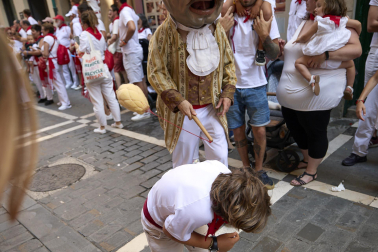Fotos de la salida de la Comparsa de Gigantes y Cabezudos este 14 de julio de San Fermín 2025.