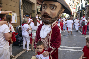 Fotos de la salida de la Comparsa de Gigantes y Cabezudos este 14 de julio de San Fermín 2025.