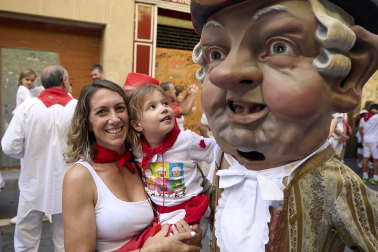 Fotos de la salida de la Comparsa de Gigantes y Cabezudos este 14 de julio de San Fermín 2025.