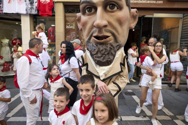 Fotos de la salida de la Comparsa de Gigantes y Cabezudos este 14 de julio de San Fermín 2025.