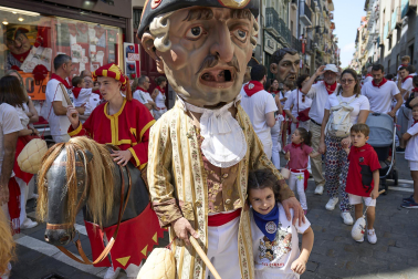 Fotos de la salida de la Comparsa de Gigantes y Cabezudos este 14 de julio de San Fermín 2025.