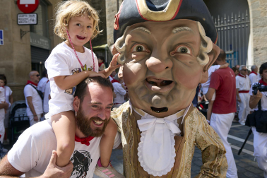 Fotos de la salida de la Comparsa de Gigantes y Cabezudos este 14 de julio de San Fermín 2025.