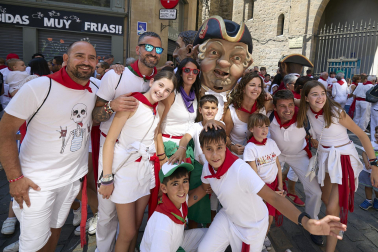 Fotos de la salida de la Comparsa de Gigantes y Cabezudos este 14 de julio de San Fermín 2025.