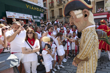Fotos de la salida de la Comparsa de Gigantes y Cabezudos este 14 de julio de San Fermín 2025.