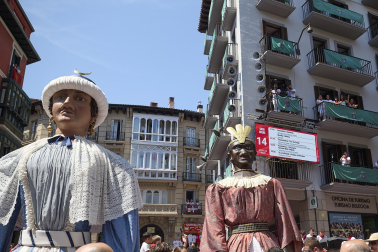 Fotos de la salida de la Comparsa de Gigantes y Cabezudos este 14 de julio de San Fermín 2025.