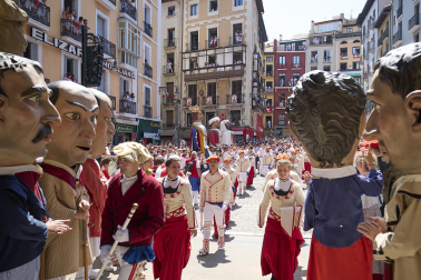 Fotos de la salida de la Comparsa de Gigantes y Cabezudos este 14 de julio de San Fermín 2025.