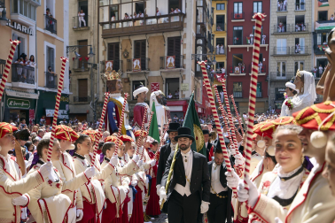 Fotos de la salida de la Comparsa de Gigantes y Cabezudos este 14 de julio de San Fermín 2025.