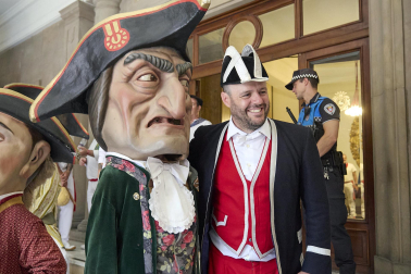 Fotos de la salida de la Comparsa de Gigantes y Cabezudos este 14 de julio de San Fermín 2025.