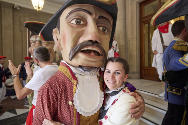 Fotos de la salida de la Comparsa de Gigantes y Cabezudos este 14 de julio de San Fermín 2025.