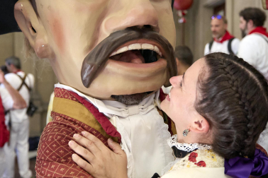 Fotos de la salida de la Comparsa de Gigantes y Cabezudos este 14 de julio de San Fermín 2025.