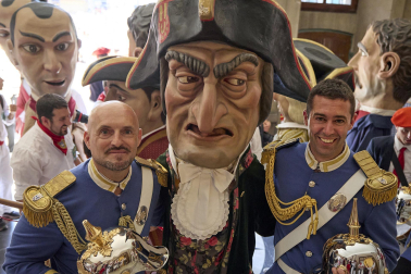 Fotos de la salida de la Comparsa de Gigantes y Cabezudos este 14 de julio de San Fermín 2025.