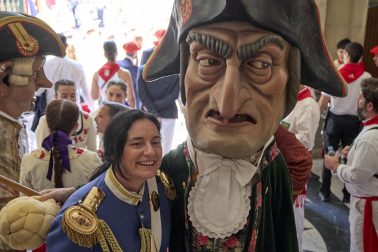 Fotos de la salida de la Comparsa de Gigantes y Cabezudos este 14 de julio de San Fermín 2025.