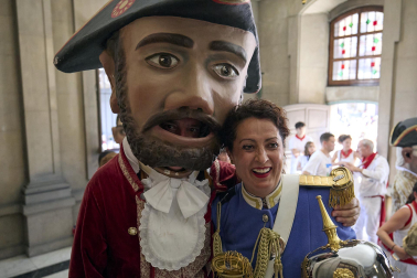 Fotos de la salida de la Comparsa de Gigantes y Cabezudos este 14 de julio de San Fermín 2025.