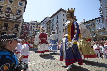 Fotos de la salida de la Comparsa de Gigantes y Cabezudos este 14 de julio de San Fermín 2025.