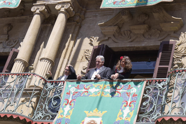 Fotos de la salida de la Comparsa de Gigantes y Cabezudos este 14 de julio de San Fermín 2025.