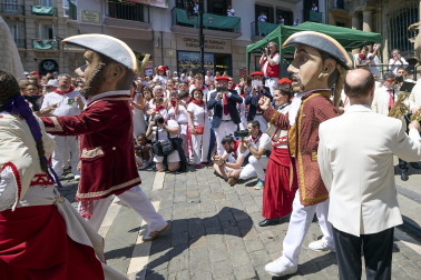 Fotos de la salida de la Comparsa de Gigantes y Cabezudos este 14 de julio de San Fermín 2025.