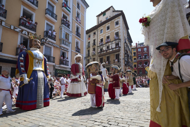 Fotos de la salida de la Comparsa de Gigantes y Cabezudos este 14 de julio de San Fermín 2025.