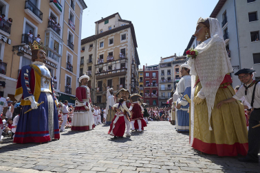 Fotos de la salida de la Comparsa de Gigantes y Cabezudos este 14 de julio de San Fermín 2025.