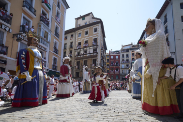 Fotos de la salida de la Comparsa de Gigantes y Cabezudos este 14 de julio de San Fermín 2025.