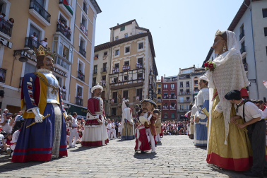 Fotos de la salida de la Comparsa de Gigantes y Cabezudos este 14 de julio de San Fermín 2025.