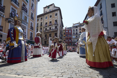 Fotos de la salida de la Comparsa de Gigantes y Cabezudos este 14 de julio de San Fermín 2025.