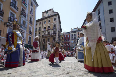 Fotos de la salida de la Comparsa de Gigantes y Cabezudos este 14 de julio de San Fermín 2025.