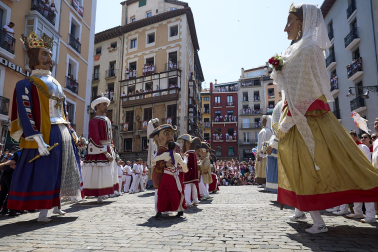 Fotos de la salida de la Comparsa de Gigantes y Cabezudos este 14 de julio de San Fermín 2025.