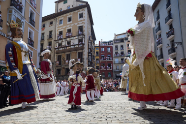 Fotos de la salida de la Comparsa de Gigantes y Cabezudos este 14 de julio de San Fermín 2025.