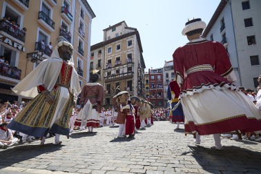 Fotos de la salida de la Comparsa de Gigantes y Cabezudos este 14 de julio de San Fermín 2025.