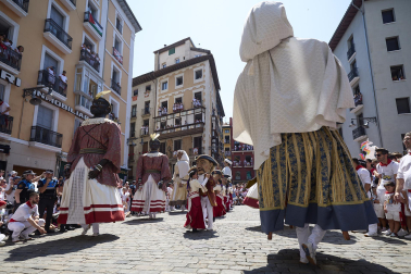 Fotos de la salida de la Comparsa de Gigantes y Cabezudos este 14 de julio de San Fermín 2025.