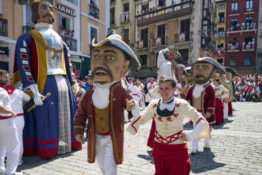 Fotos de la salida de la Comparsa de Gigantes y Cabezudos este 14 de julio de San Fermín 2025.
