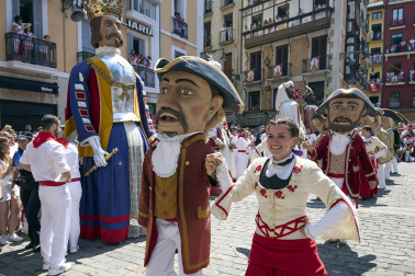 Fotos de la salida de la Comparsa de Gigantes y Cabezudos este 14 de julio de San Fermín 2025.