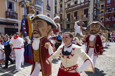 Fotos de la salida de la Comparsa de Gigantes y Cabezudos este 14 de julio de San Fermín 2025.