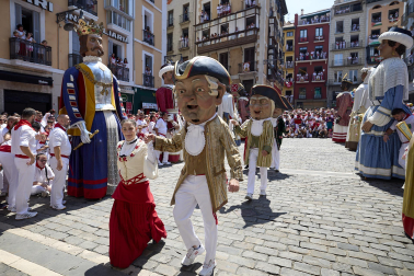 Fotos de la salida de la Comparsa de Gigantes y Cabezudos este 14 de julio de San Fermín 2025.