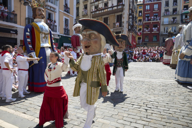 Fotos de la salida de la Comparsa de Gigantes y Cabezudos este 14 de julio de San Fermín 2025.