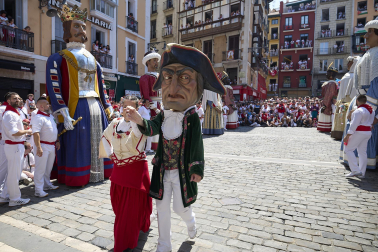 Fotos de la salida de la Comparsa de Gigantes y Cabezudos este 14 de julio de San Fermín 2025.