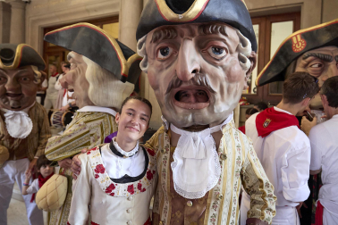 Fotos de la salida de la Comparsa de Gigantes y Cabezudos este 14 de julio de San Fermín 2025.