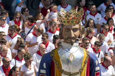 Fotos de la salida de la Comparsa de Gigantes y Cabezudos este 14 de julio de San Fermín 2025.