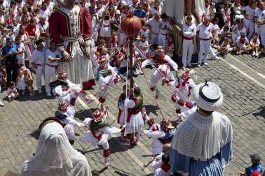 Fotos de la salida de la Comparsa de Gigantes y Cabezudos este 14 de julio de San Fermín 2025.