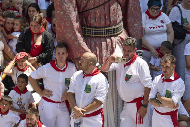 Fotos de la salida de la Comparsa de Gigantes y Cabezudos este 14 de julio de San Fermín 2025.