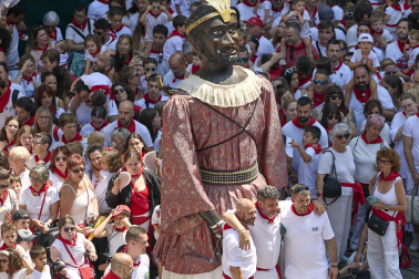 Fotos de la salida de la Comparsa de Gigantes y Cabezudos este 14 de julio de San Fermín 2025.