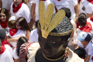 Fotos de la salida de la Comparsa de Gigantes y Cabezudos este 14 de julio de San Fermín 2025.