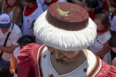 Fotos de la salida de la Comparsa de Gigantes y Cabezudos este 14 de julio de San Fermín 2025.