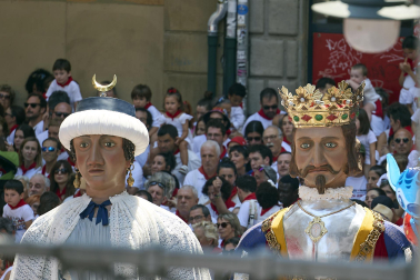Fotos de la salida de la Comparsa de Gigantes y Cabezudos este 14 de julio de San Fermín 2025.
