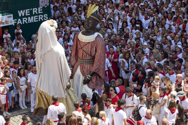 Fotos de la salida de la Comparsa de Gigantes y Cabezudos este 14 de julio de San Fermín 2025.